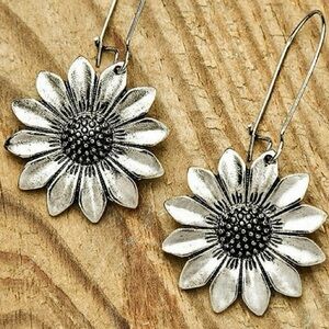 🔶Free with purchase over $15 from my closet🔶 Silver Sunflower Dangle Earrings